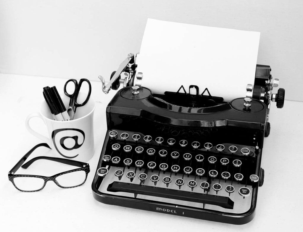 black manual typewriter